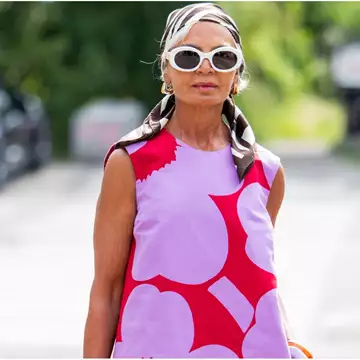 Κομψή τον Αύγουστο | Τα καλύτερα looks με φόρεμα για γυναίκες άνω των 50