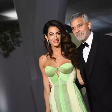 George & Amal Clooney | Έφτασαν στη Βενετία πιασμένοι χέρι - χέρι