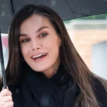 Βασίλισσα Letizia: Σπάνια εμφάνιση με τη γραμματέα της στη βροχερή Μαδρίτη