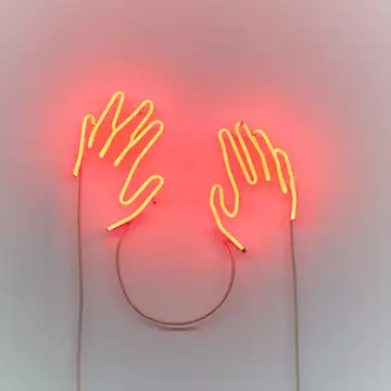 Blue Moon | Ο Γιώργος Μαραζιώτης παρουσιάζει μία από τις πιο σύγχρονες εκθέσεις που μπορείτε να δείτε φέτος σε ελληνικό νησί