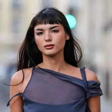 Το ξυλώδες και πουδρένιο άρωμα που θα γίνει ανάρπαστο φέτος την άνοιξη