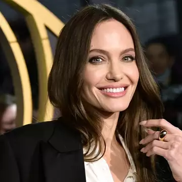 Throwback | Η δεκάχρονη Angelina Jolie στα πρώτα της Όσκαρ