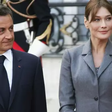 H Carla Bruni αναβίωσε ένα look του 2008 στο Παρίσι