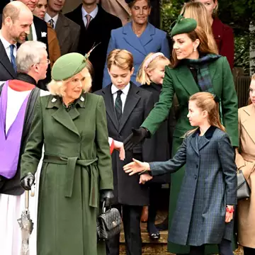 Kate Middleton - Βασίλισσα Καμίλα | Ο λόγος που επέλεξαν ασορτί look στη χριστουγεννιάτικη λειτουργία