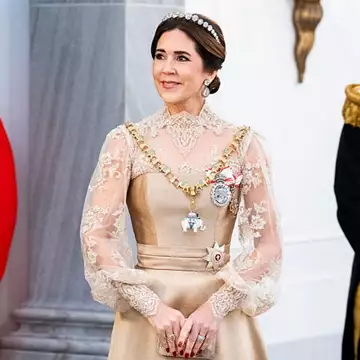 Mary της Δανίας | Έφερε πίσω ένα φόρεμα από το 2017 και το συνδύασε με διαμαντένια τιάρα