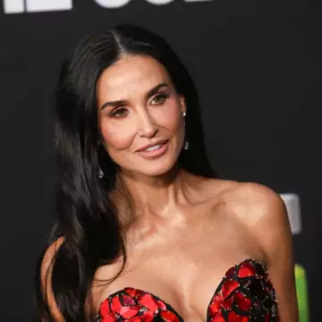 Demi Moore | Η εντυπωσιακή της εμφάνιση στην αγκαλία του Jon Hamm