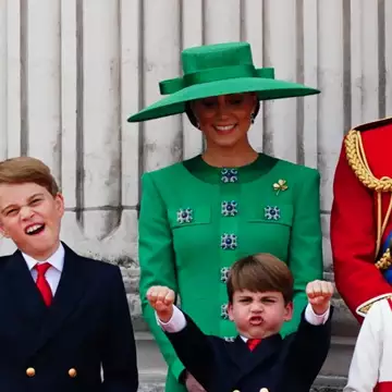 Είχε να μοιάσει! Ο πρίγκιπας Louis θυμίζει τον παππού του, βασιλιά Κάρολο σε φωτογραφία του 1950