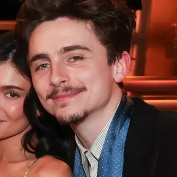 Kylie Jenner | Στο πλευρό του Timothee Chalamet με το vintage Vercace της Elizabeth Hurley
