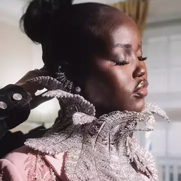 Η μεταμόρφωση της Adut Akech σε κύκνο της Swarovski για το Met Gala 2025