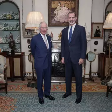 Στο πλευρό του Felipe της Ισπανίας ο βασιλιάς Κάρολος & η βασίλισσα Camila μετά τη σύγκρουση των τρένων