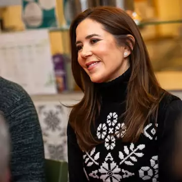 Βασίλισσα Mary της Δανίας | Το απροσδόκητο χρώμα που επέλεξε για τη γιορτινή της εμφάνιση