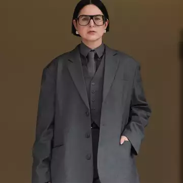 Dressing for the Female Gaze | Τι αποκαλύπτει η συζήτηση ‘Boyfriend is Embarrassing’ για το στιλ