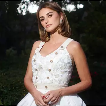 O έρωτας της Penélope Cruz με το Chanel look της στα Governors Awards