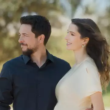 Ο πρίγκιπας Hussein αγκαλιά με τη μικρή Iman | Η φωτογραφία που δημοσίευσε η βασίλισσα Ράνια