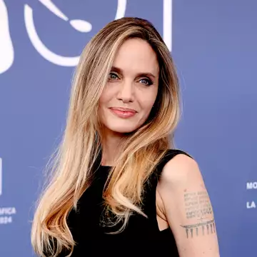 Angelina Jolie | Οι φωτογραφίες που πρόδωσαν την πρώτη της (μεγάλη) σχέση μετά τον Brad Pitt