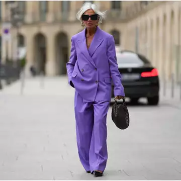 Πώς φορούν τις ψηλοτάκουνες γόβες οι γυναίκες άνω των 50