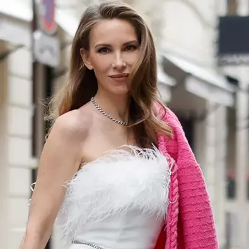 Καλεσμένη σε γάμο μετά τα 50 | Τα κομψά χτενίσματα που θα ολοκληρώσουν την εμφάνισή σας