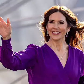 Βασίλισσα Mary της Δανίας | Το κρυφό μήνυμα για τον γάμο της πίσω από το κόσμημα που φόρεσε σε επίσημο πορτραίτο