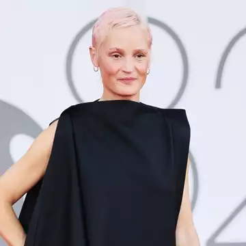 Η Vicky Krieps είναι η νέα brand ambassador του οίκου Bottega Veneta