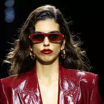 Red Hot | 5+1 τρόποι να εντάξετε τo it χρώμα της σεζόν στο look σας