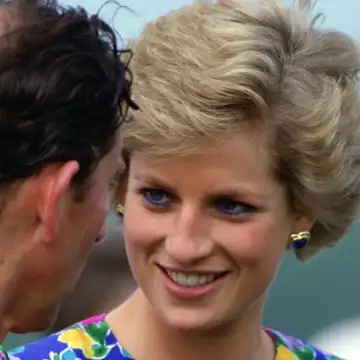 Πριγκίπισσα Diana | To φόρεμα που εντυπωσιάζει στη μεγαλύτερη δημοπρασία που έγινε ποτέ για την γκαρνταρόμπα της