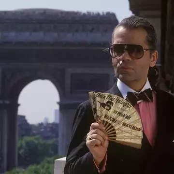 Κarl Lagerfeld | Η εξωφρενική τιμή που άγγιξε σε δημοπρασία το φουτουριστικό του διαμέρισμα στο Παρίσι