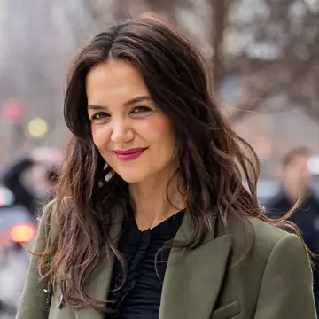 Η Katie Holmes υιοθέτησε το νεανικό χτένισμα που δείχνει ανεπιτήδευτα κομψό
