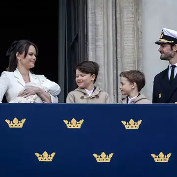 Το ντεμπούτο της 2 μηνών πριγκίπισσας Ines της Σουηδίας στους εορτασμούς για τα γενέθλια του βασιλιά παππού της