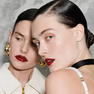 Τα καλύτερα κραγιόν με glitter για τα Χριστούγεννα του 2025