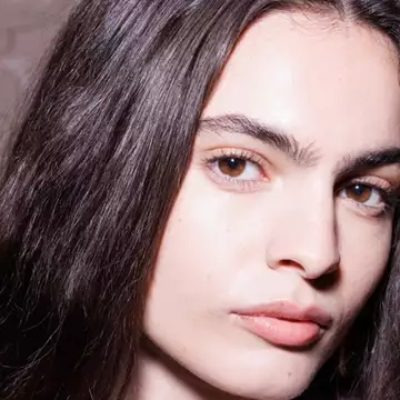 Tired Girl Makeup | Το trend της Gen Z που αποθεώνει το "κουρασμένο" βλέμμα