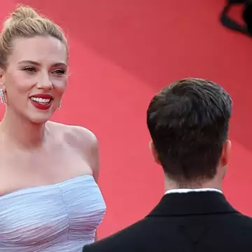 Το σκηνοθετικό ντεμπούτο και η ονειρεμένη εμφάνιση της Scarlett Johansson στο κόκκινο χαλί των Καννών