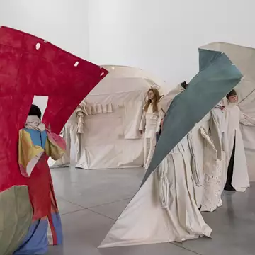 In a Bright Green Field | Η νέα έκθεση του Ιδρύματος ΔΕΣΤΕ και του New Museum στο Μουσείο Μπενάκη