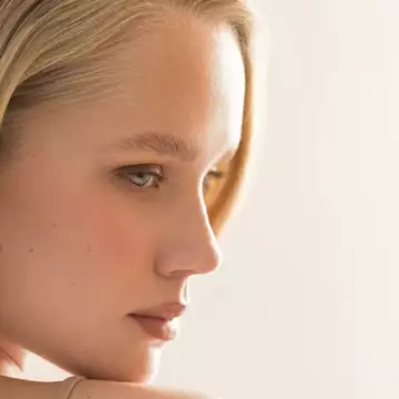 Η απλή καθημερινή συνήθεια που λίγες γυναίκες γνωρίζουν ότι προκαλεί ρυτίδες