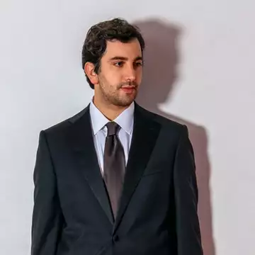 Ο Mario Banushi στο Harper's Bazaar Greece: "Η μητέρα που με γέννησε έχει ξεγεννήσει εκατοντάδες μωρά"