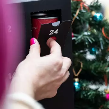 4 τάσεις στο χριστουγεννιάτικo δέντρo για το 2025 | Τα χρώματα που είναι στη μόδα αυτές τις γιορτές