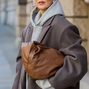 Οι καφέ τσάντες που συναγωνίζονται σε κομψότητα τις κλασικές μαύρες