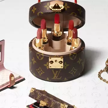 Ο οίκος Louis Vuitton λανσάρει μια πολυτελή σειρά προϊόντων μακιγιάζ που αλλάζει τον χάρτη στον κόσμο της ομορφιάς