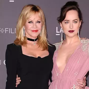 Dakota Johnson | Ο ντροπιαστικός τρόπος που η μητέρα της, Melanie Griffith την σύστησε στον Barak Obama