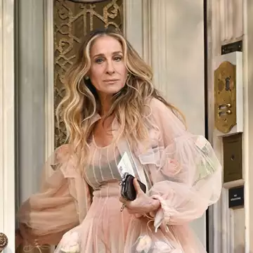 And Just Like That | Πώς μπορεί η Carrie Bradshaw να ζει μια τόσο πολυτελή ζωή;