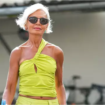 Τα looks που επιλέγουν για την παραλία οι γυναίκες άνω των 50