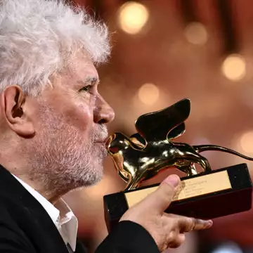 Ο Pedro Almodóvar κατακτά τον Χρυσό Λέοντα του 81ου Φεστιβάλ Βενετίας