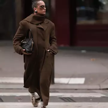 Κομψή μετά τα 40 | 5 τρόποι για να φορέσετε τα sneakers το φθινόπωρο