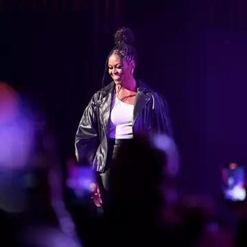 Η Michelle Obama εμπιστεύεται απόλυτα τη νέα Chanel του Matthieu Blazy