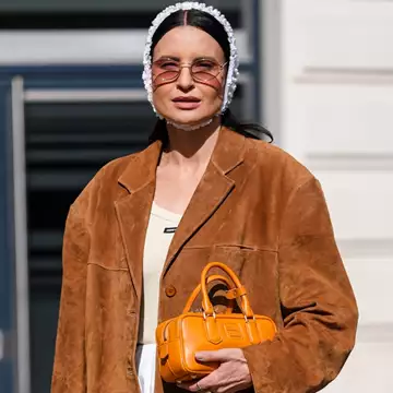 Το suede τζάκετ είναι αυτό που επιλέγουν φέτος οι cool fashionistas