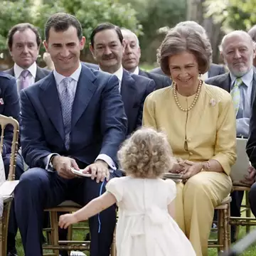 Βασίλισσα Σοφία | Όταν η τιάρα της θείας της έλαμψε σε μια από τις τελευταίες επιδείξεις μόδας του Gianni Versace