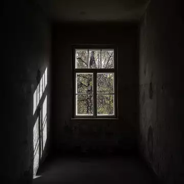 TEHOM | Η Ρενέ Ρεβάχ αφηγείται την απώλεια της οικογένειάς της στο Άουσβιτς μέσα από μία συγκλονιστική έκθεση