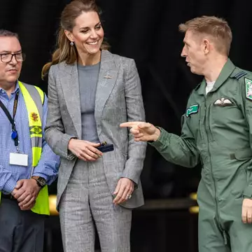 Kate Middleton | Η εμφάνιση με γκρι κοστούμι σε design της δισέγγονης του Freud, Bella