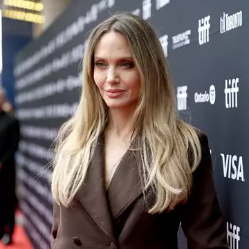 Η Angelina Jolie επανέλαβε την iconic Όσκαρ πόζα της στην πρεμιέρα της νέας της ταινίας