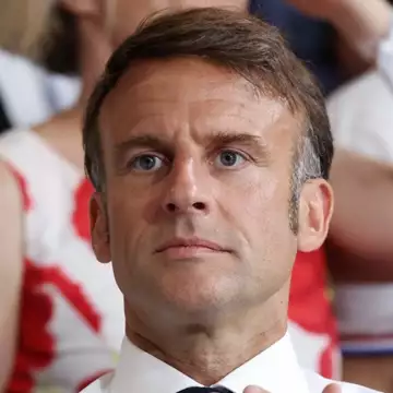 Emmanuel Macron | Θα αγωνιστεί σκληρά για να μείνει το Emily in Paris στο Παρίσι