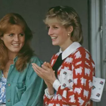 Sarah Ferguson | Η εμφάνιση στο φετινό Royal Ascot που θύμισε ένα από τα χαρακτηριστικότερα look της πριγκίπισσας Diana